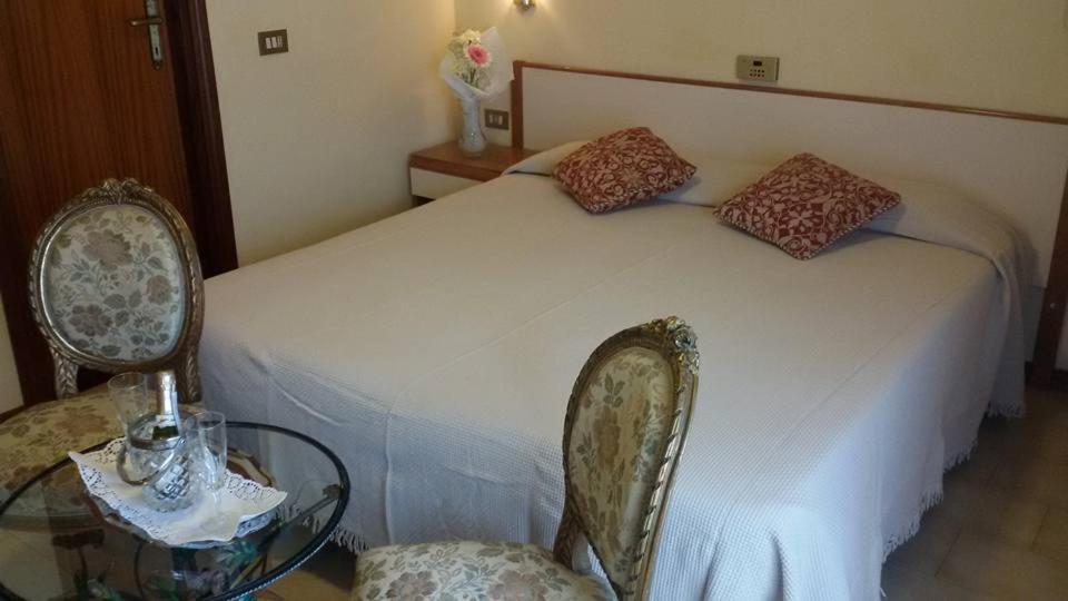 Hotel Le Vigne Contigliano Bagian luar foto